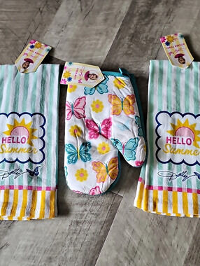 Dolly Parton Hello Summer Kitchen Towel and Oven Mitt Set Floral Towel Set NWT